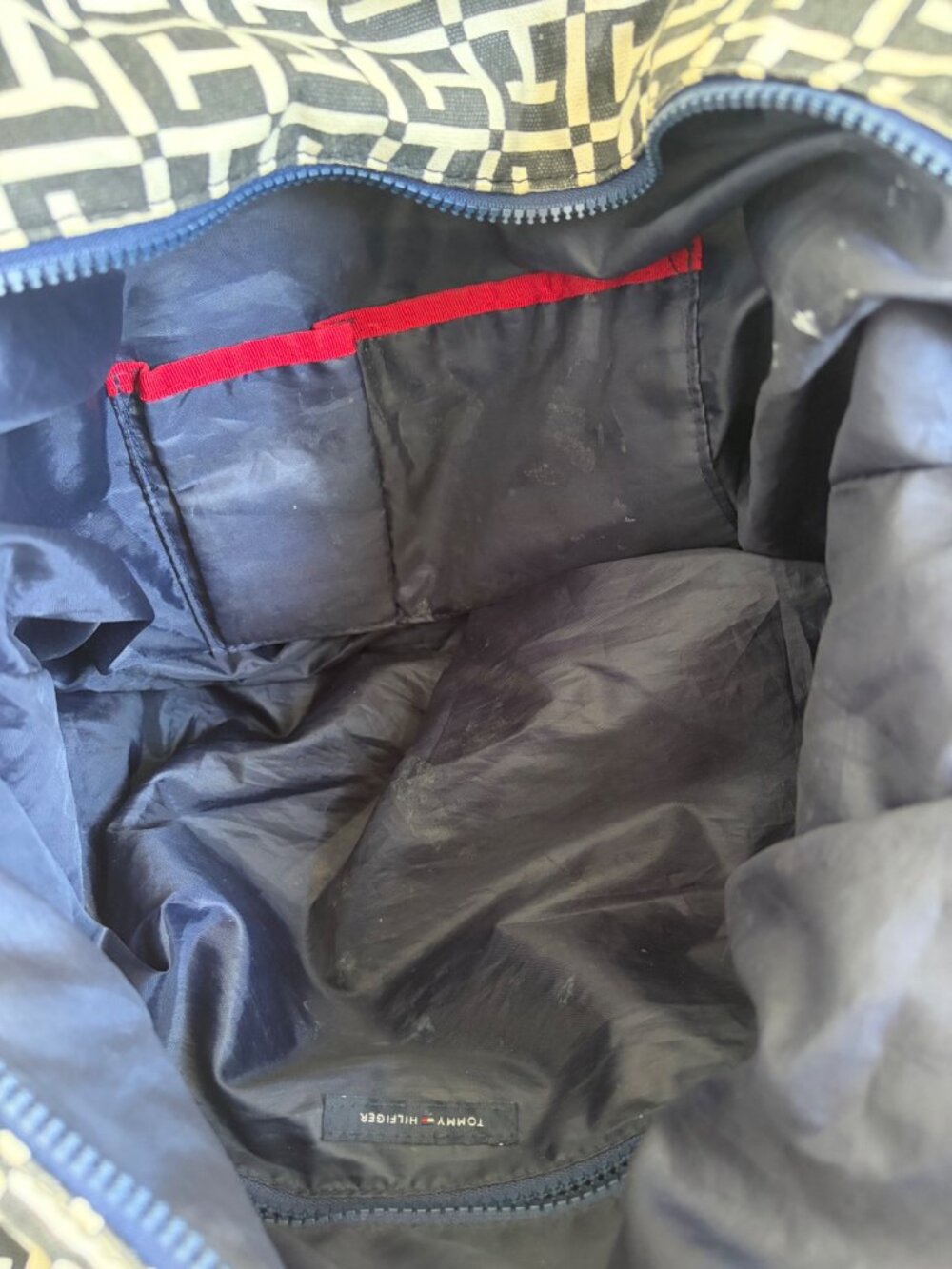 Tommy Hilfiger Black & White Monogram Tote Bag With Zip Closure - Picture 5 of 16